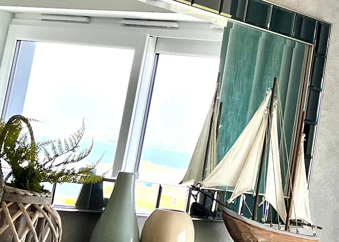 Stunning Sea Views, Luxury Apartment Beaches & Restaurants Are A Short Walk Away