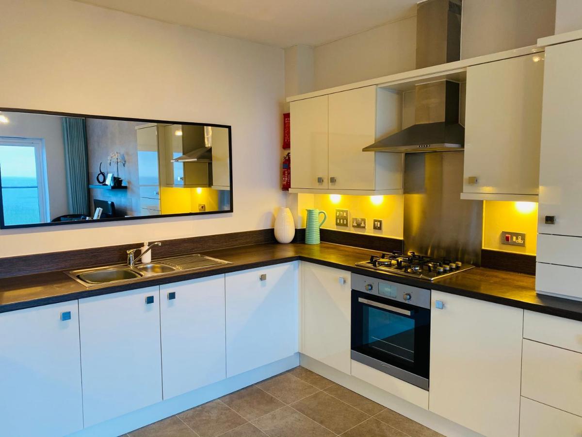 Stunning Sea Views, Luxury Beaches & Restaurants Are A Short Walk Away * New Quay