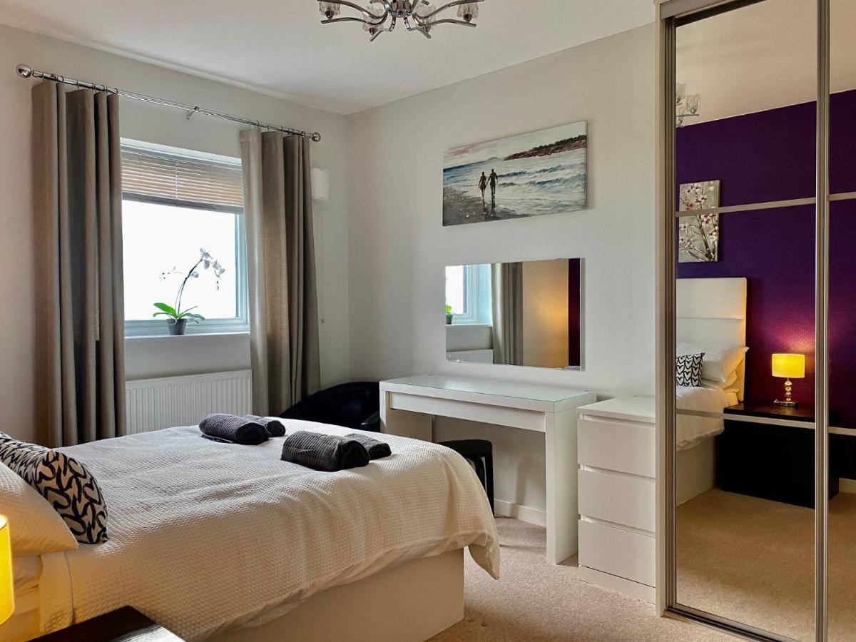 Stunning Sea Views, Luxury Beaches & Restaurants Are A Short Walk Away New Quay