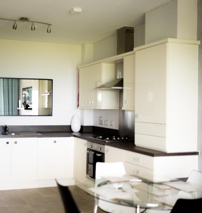 Stunning Sea Views, Luxury Beaches & Restaurants Are A Short Walk Away