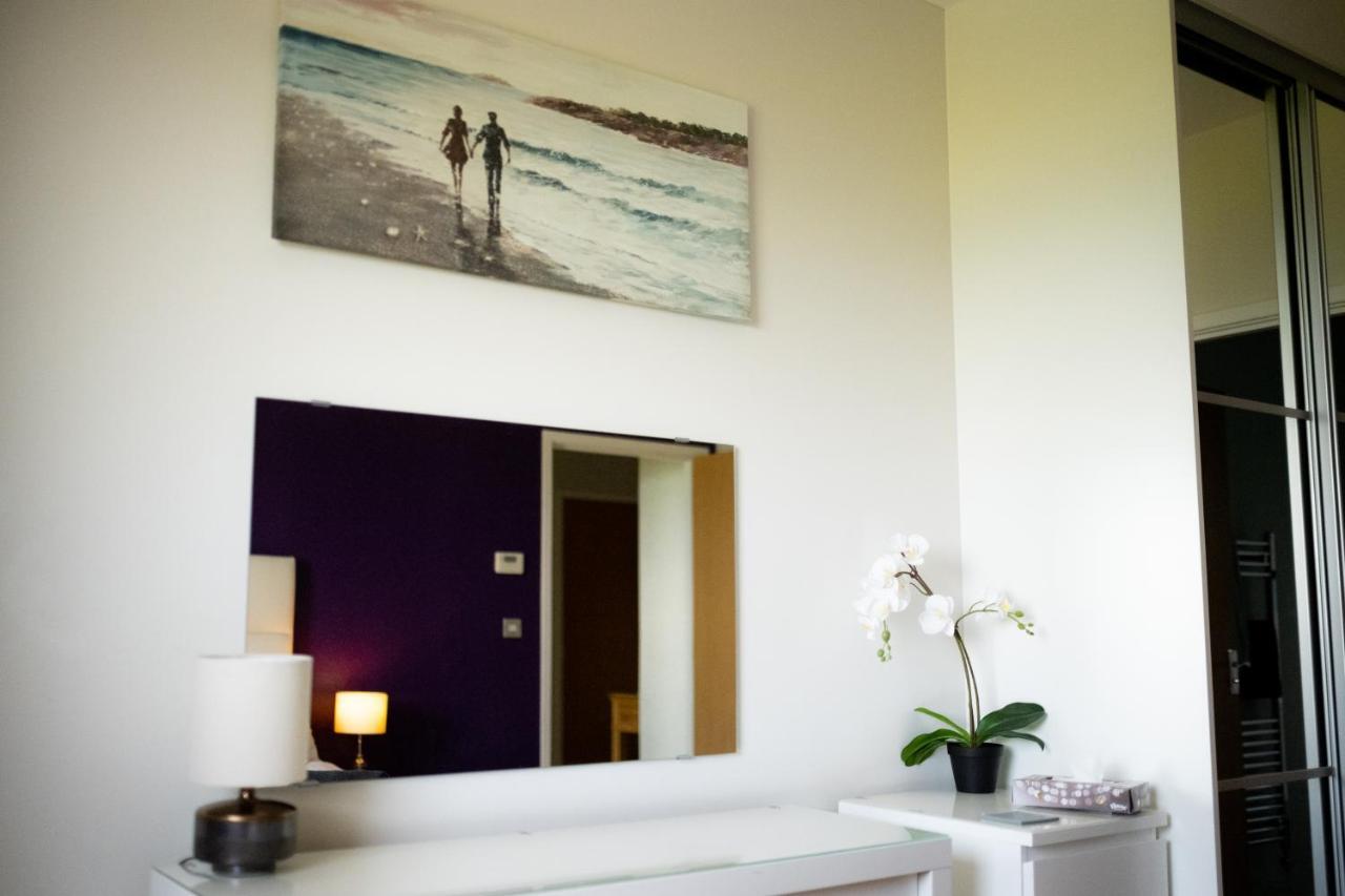 Apartment Stunning Sea Views, Luxury Beaches & Restaurants Are A Short Walk Away